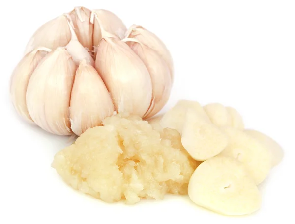 Crushed garlic with fresh ones — Stock Photo, Image