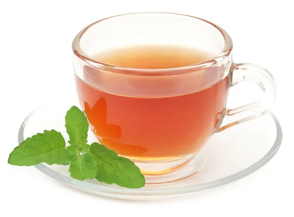 Té de hierbas en una taza con hojas de tulsi — Foto de Stock