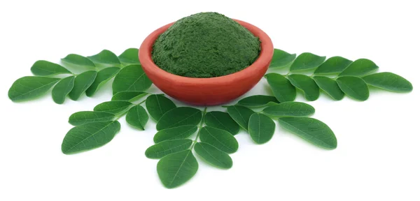 Feuilles de moringa comestibles avec pâte moulue — Photo