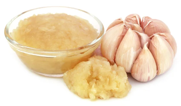 Mashed garlic with whole one — Stock Photo, Image