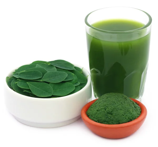 Edible moringa leaves with extract and ground paste — Stock Photo, Image