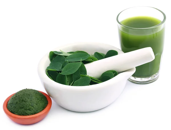 Edible moringa leaves with extract and ground paste — Stock Photo, Image