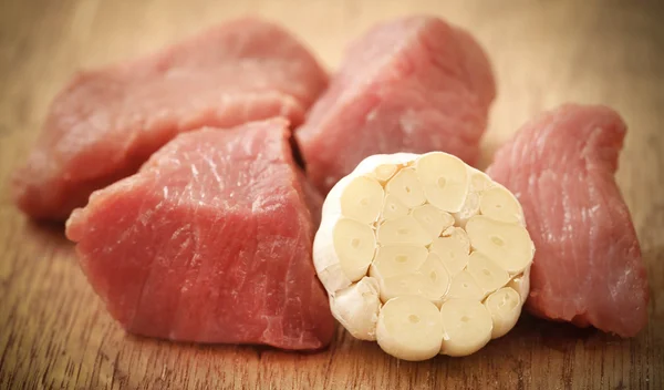 Raw beef with garlic — Stock Photo, Image