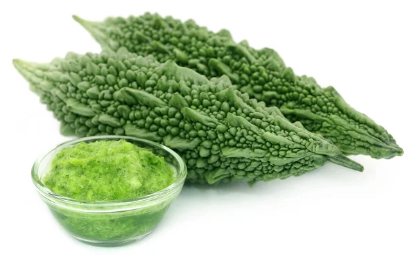 Grüne Momodica mit Paste in einer Glasschüssel — Stockfoto