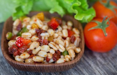 Vejetaryen yemeği olarak buğday çekirdeği salatası.