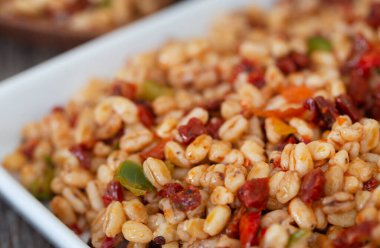 Vejetaryen yemeği olarak buğday çekirdeği salatası.