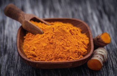 Ham zerdeçal ve toz bulutu.