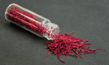 Şişede özü olan Saffron 'a yaklaş. 