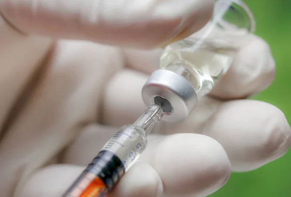 Vaccin Injectieflacon Met Handbedrading Chirurgische Handschoenen — Stockfoto