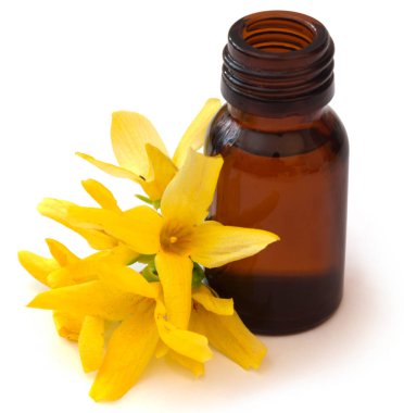 Beyaz arka planda, şişede gerekli yağla kaplanmış.