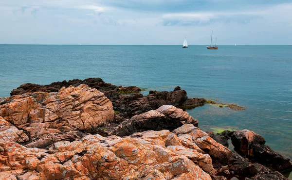 Formação Rochosa Colorida Torno Pitoresca Cidade Pequena Gudhjem Bornholm Dinamarca — Fotografia de Stock