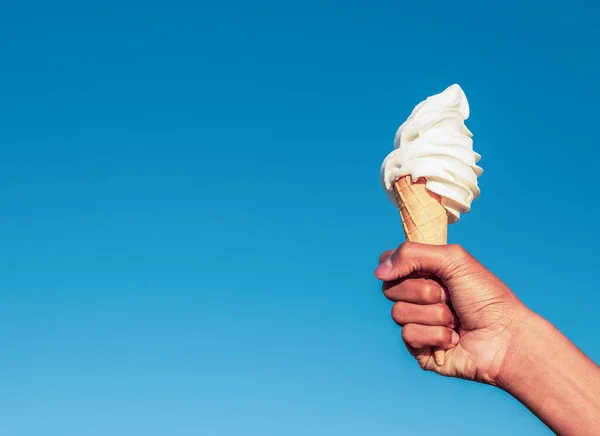 Mão Segurando Gelado Contra Céu Azul — Fotografia de Stock