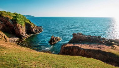 Danimarka 'nın Bornholm kentindeki Hammershus Kalesi' nin etrafındaki Rocky sahili.