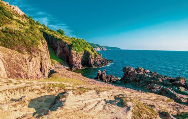 Danimarka 'nın Bornholm kentindeki Hammershus Kalesi' nin etrafındaki Rocky sahili.