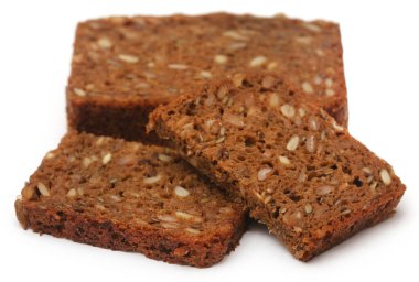 Beyaz zemin üzerinde sağlıklı çavdar ekmeği