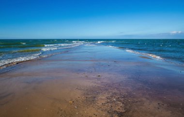 Skagen, Danimarka 'da iki denizin birleştiği plaj, yani Skagerrak ve Kattegat.