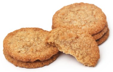 Beyaz arkaplanda el yapımı kurabiyeler