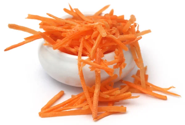 Нарезанная Морковь Миске Белом Фоне — стоковое фото