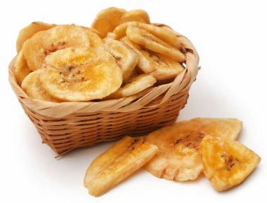 Beyaz arkaplanda izole edilmiş muz cipsi