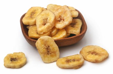 Beyaz arkaplanda izole edilmiş muz cipsi