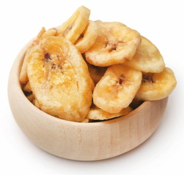 Beyaz arkaplanda izole edilmiş muz cipsi