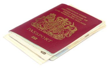 bazı belgeler ile İngiliz pasaportu