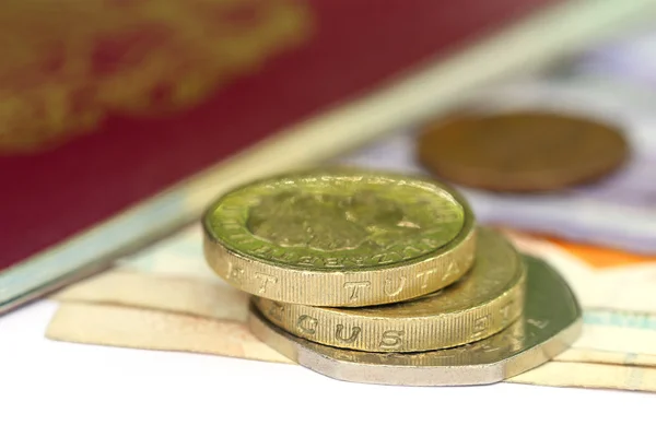 Britiske pund med pengesedler med pas - Stock-foto