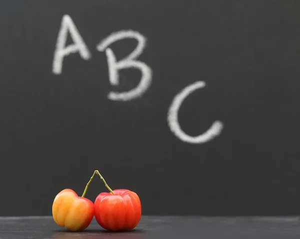 Ritorno a scuola concetto in una lavagna nera — Foto Stock