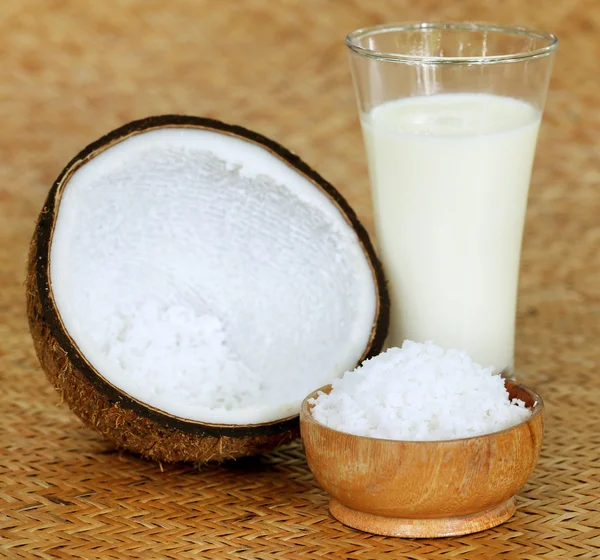 Kokos met melk en geraspte formulier — Stockfoto