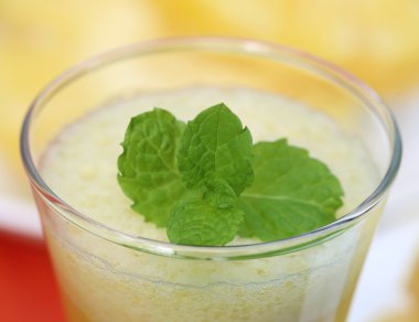 Bardakta ananas suyu