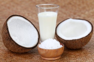 Bir bardak süt ile taze hindistan cevizi