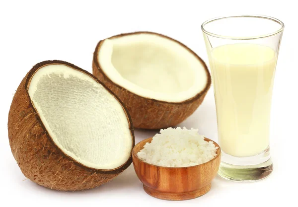 Čerstvý kokos s mlékem ve sklenici — Stock fotografie
