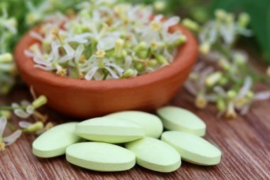 Tıbbi neem çiçek ve yaprakları yapılmış hapları