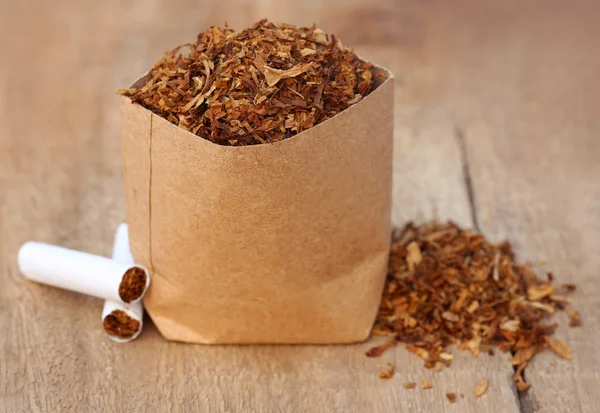 Folhas de tabaco secas com cigarro — Fotografia de Stock