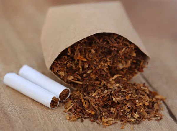Folhas de tabaco secas com cigarro — Fotografia de Stock