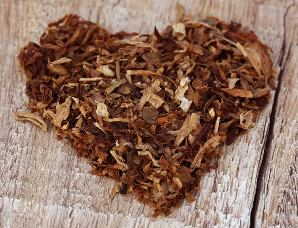 Dried tobacco leaves  decorated in heart shape — Stock fotografie