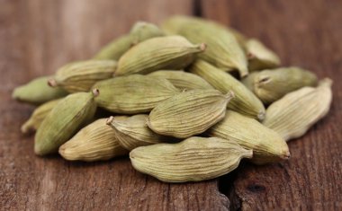 Kakule tohumu ahşap yüzey üzerinde