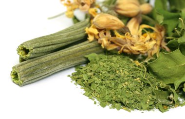 Yaprak ve çiçek ile kurutulmuş moringa
