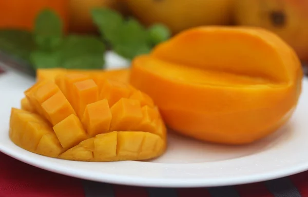 Ripe mangoes on the plate — Stock Photo, Image