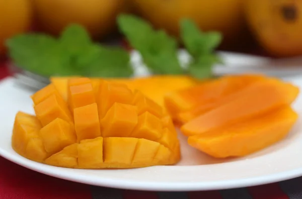 Ripe mangoes on the plate — Stock Photo, Image