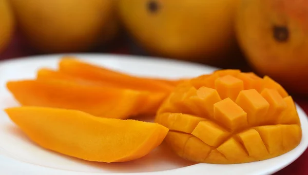 Rijpe mango's op de plaat — Stockfoto