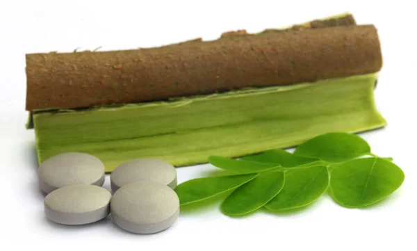 Moringa Blätter und Rinde mit Pillen — Stockfoto