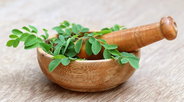 Moringa yaprakları ve harç havaneli