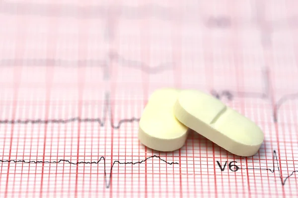 Electrocardiograph with pills — Stock Photo, Image