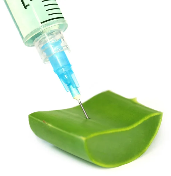 Injectiespuit en verse Aloë vera — Stockfoto