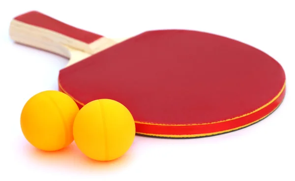 Pelotas de tenis de mesa con bate — Foto de Stock