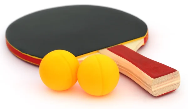 Pelotas de tenis de mesa con bate — Foto de Stock