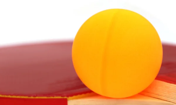 Asztalitenisz labda ütővel — Stock Fotó