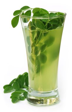 Ayurveda suyu moringa yapraklarından yapılmış