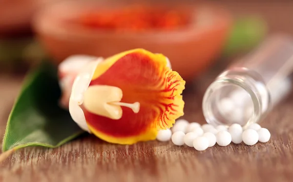 Homeopati globuler med växtbaserade blomma — Stockfoto